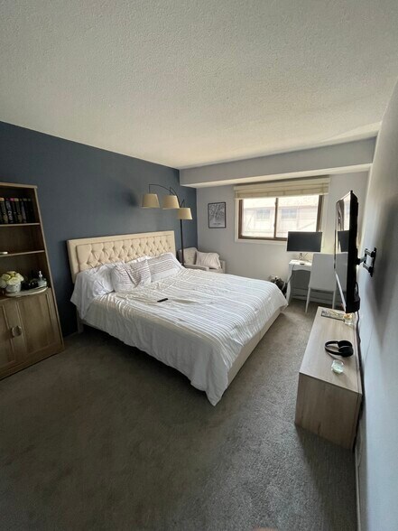 Primary Photo - 6941 Ives Ln N