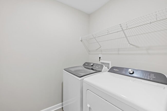 Building Photo - 3BR/2BA Townhouse Available JUNE 5!