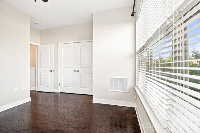 Building Photo - 732 Seigle Point Dr