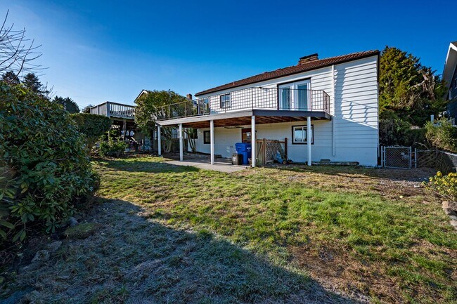 Building Photo - 3 Bedroom Home in Rainer Beach - Beautiful view over Lake Washington