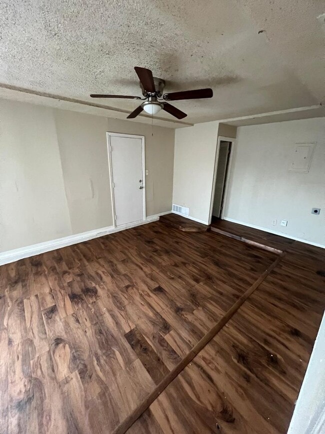 Building Photo - $0 First Month's Rent / $0 Deposit at Move-in