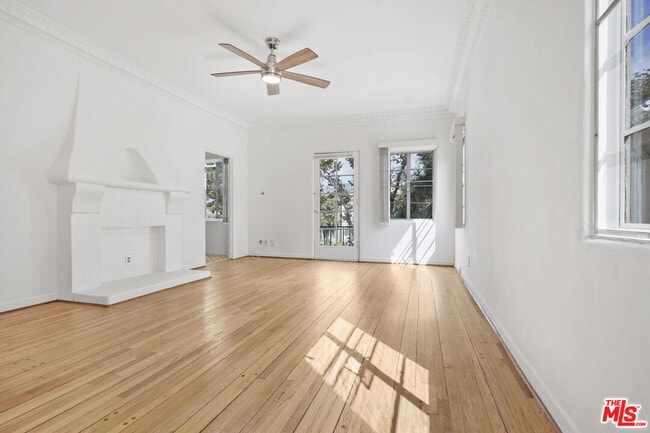 Building Photo - 201 S Poinsettia Pl