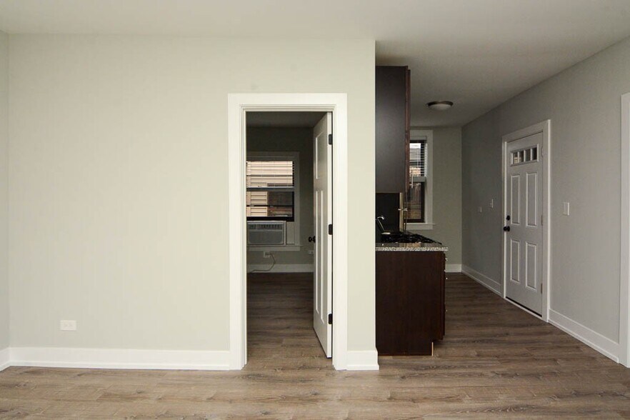 Building Photo - 722 W Brompton