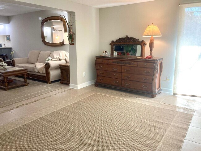 Building Photo - Furnished condo with dock!