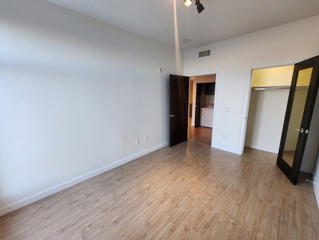 Building Photo - Exceptional Two Level 3 bedroom Condo in upscale Luxe Lofts