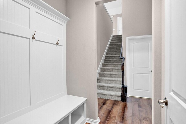 Building Photo - Located in McKinney's desirable Erwin Farms, this beautiful home exudes modern elegance and pract...