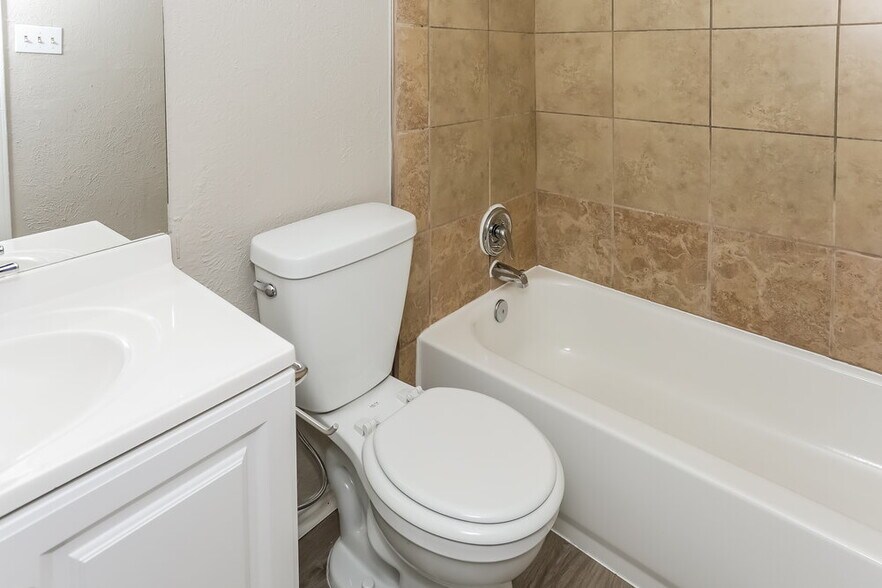 Building Photo - 6004 Cool Springs Dr