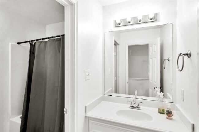 Building Photo - 1719 Redwing Bluff Dr