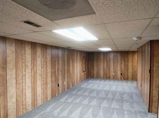 Building Photo - 3 Bd 2 Bath Over 2500 sq ft in Sandy