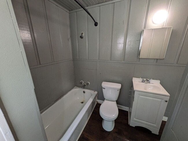 Building Photo - 975 Center St