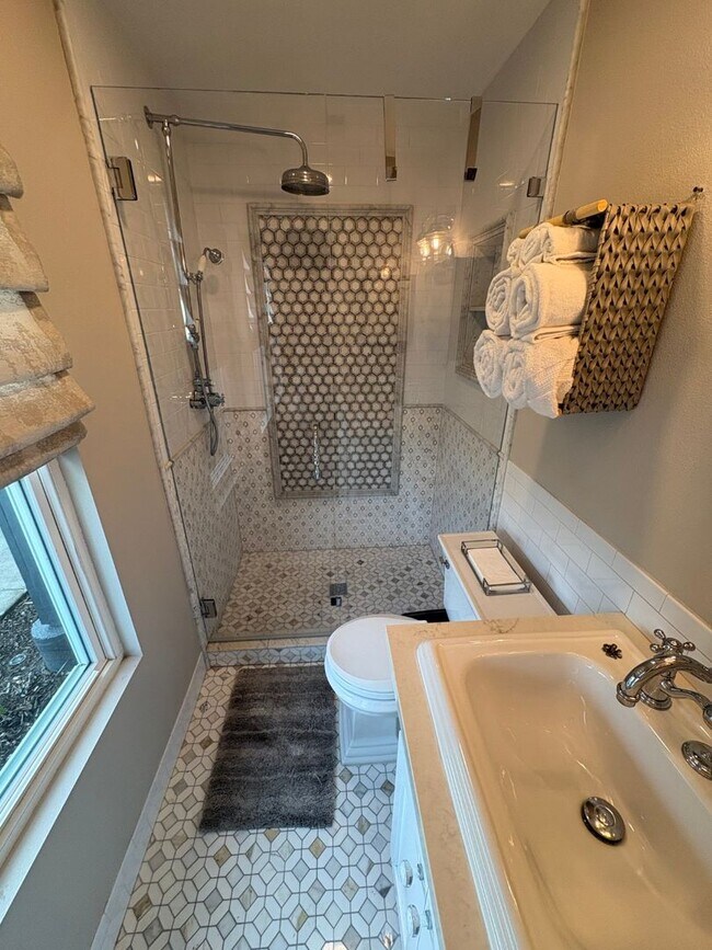 Building Photo - Remodeled Craftsman style 3 bedroom, 3 bathroom home - this is NOT your typical rental - Must See!!