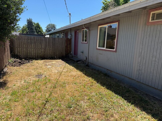 Building Photo - Updated single level 2 bed/1 bath duplex in Springfield!