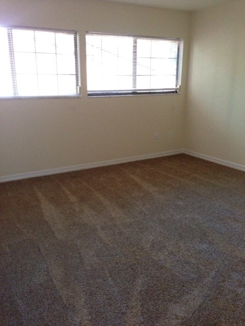 Building Photo - 3 Bedroom, 3 Bath Townhome in Rockwood Villas!