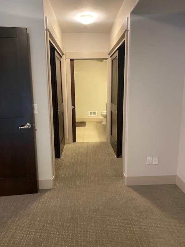 Building Photo - Issaquah Condo 2 Bed 2 Bath Secure Parking Peekaboo View