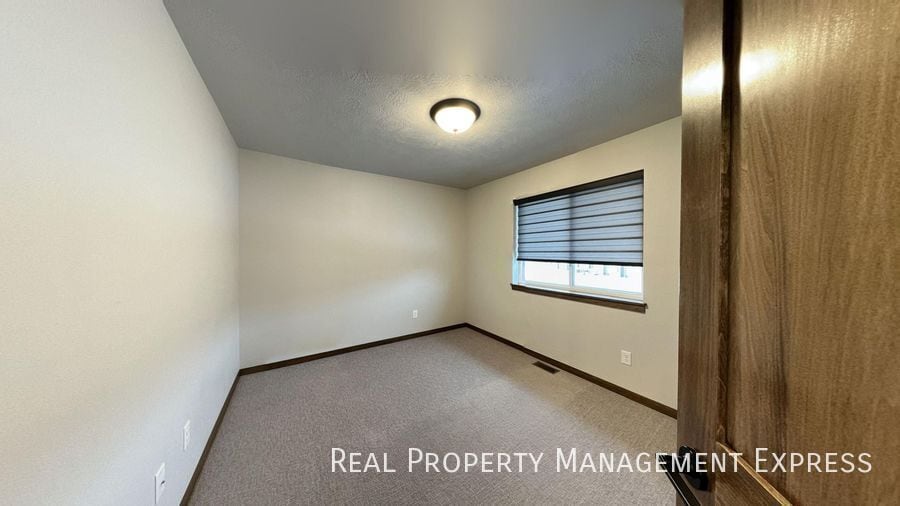 Building Photo - Modern Luxury: 3BR Townhome with Stylish F...