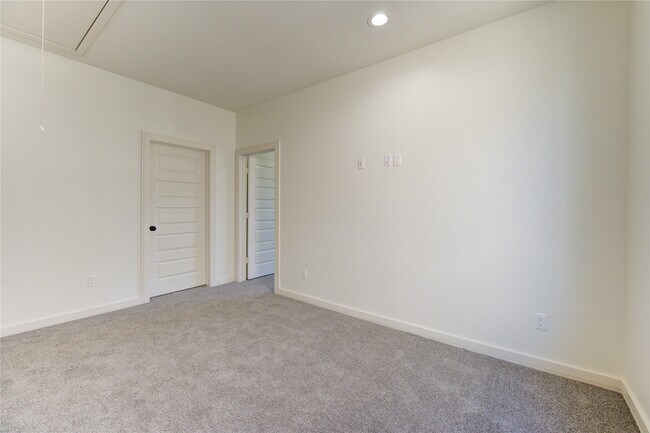 Building Photo - 2922 El Fenice Ln