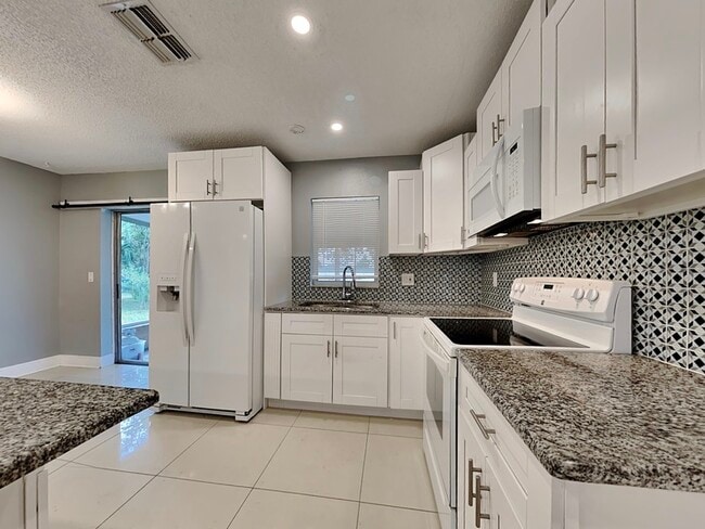 Building Photo - 6099 Colchester Ave