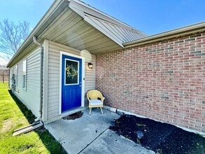 Building Photo - 3 Bedroom 1 Bathroom Attached House