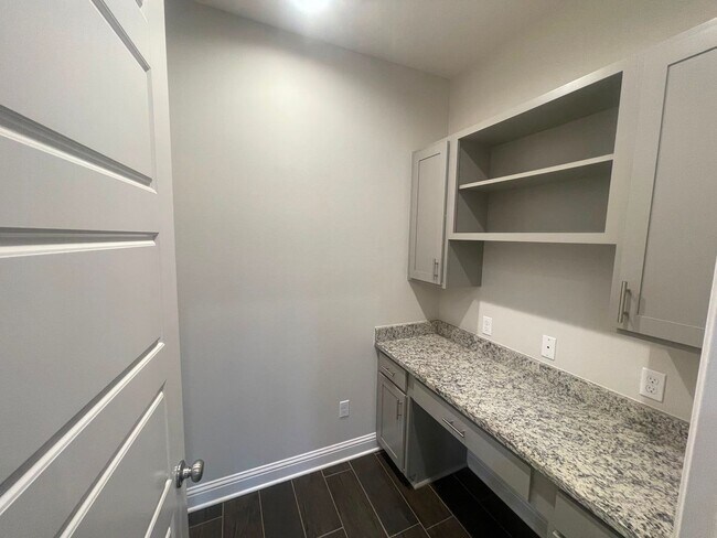 Building Photo - 814 Abita Chase