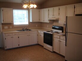 Building Photo - 560 Snow Hill St