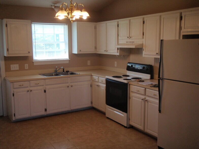 Kitchen - New oven just installed - 560 Snow Hill St