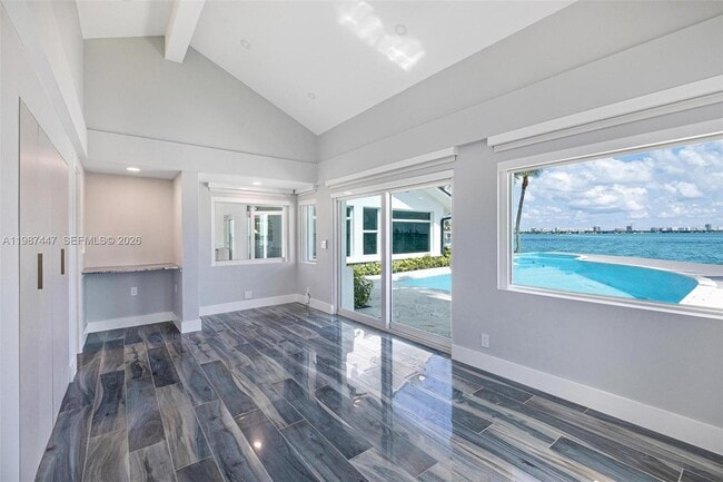 Building Photo - 1365 Bay Terrace