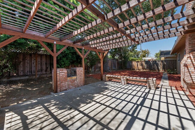 Building Photo - Remodeled 3BD/2BA Home with Award Winning Schools!