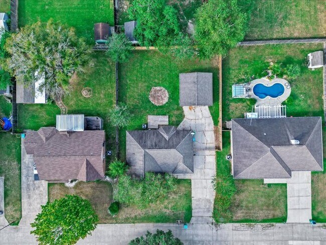 Building Photo - 15116 Rosewood St