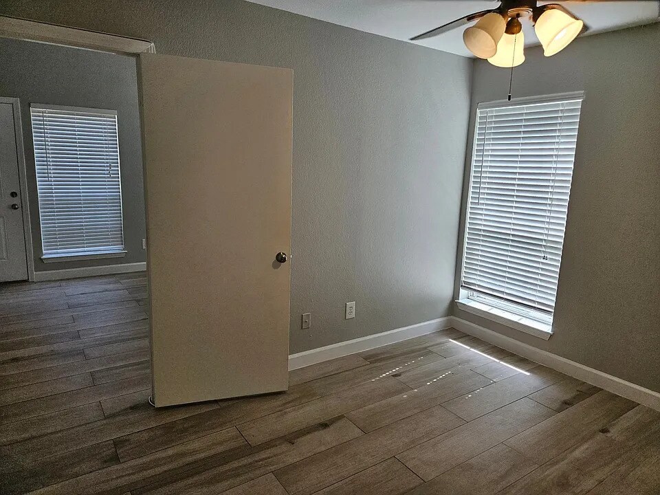 Building Photo - 1467 Meadowood Village Dr