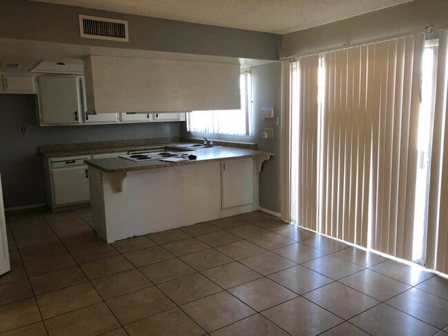 Building Photo - 4303 W Solano Dr N