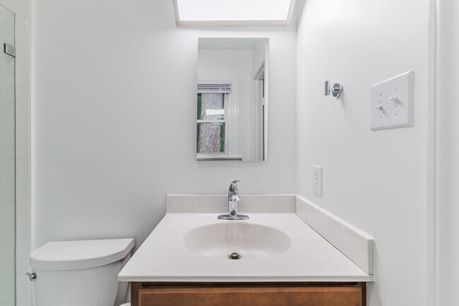 Building Photo - Great Renovated Duplex Flat for rent in We...