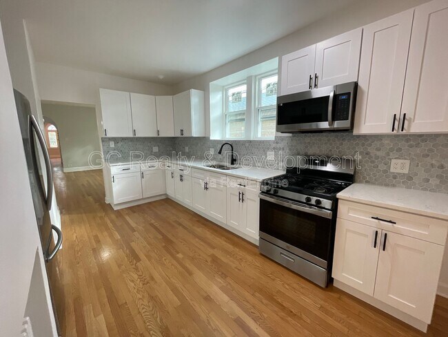 Building Photo - 7512 N Claremont Ave