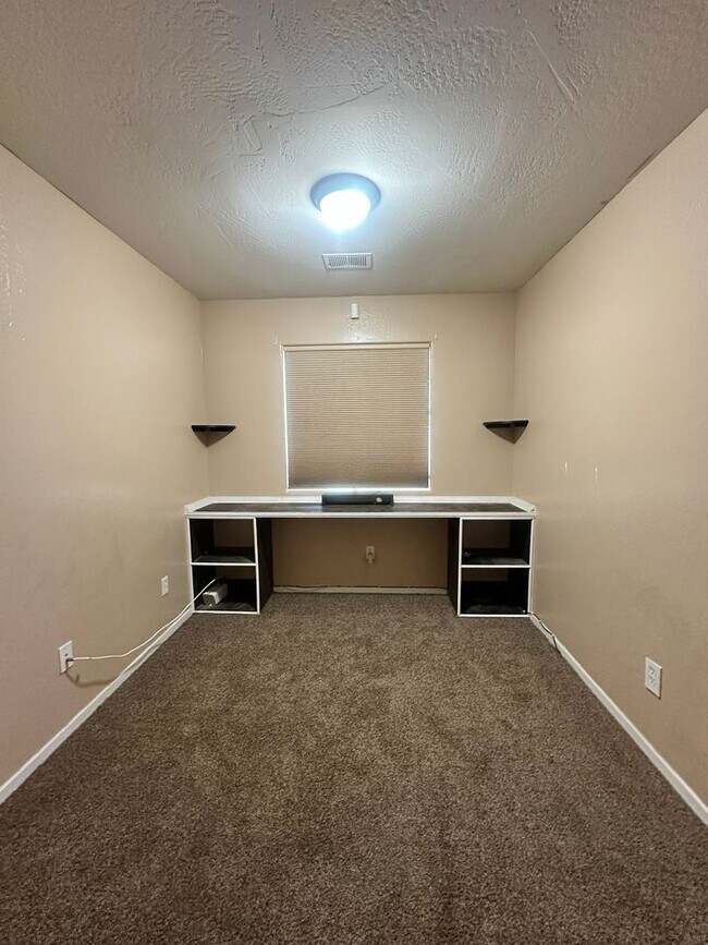 Building Photo - Hanford home w/pool coming soon!