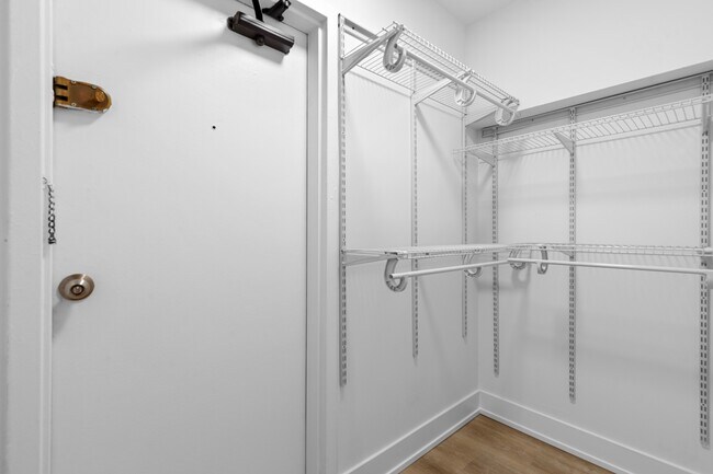 Building Photo - 6166 N Sheridan Rd