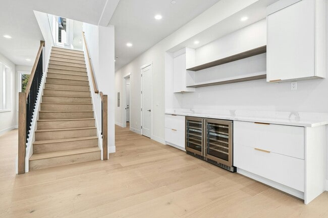 Building Photo - 5Bd/4.5Ba Bellevue House