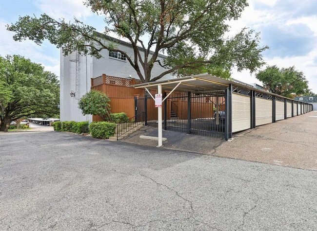 Building Photo - 7829 Royal Ln