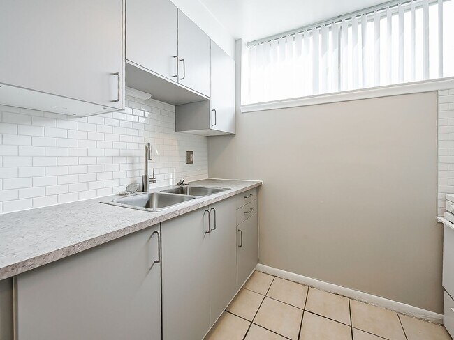 Building Photo - Freshly Updated 2BR Home in Prime White Lake Location!