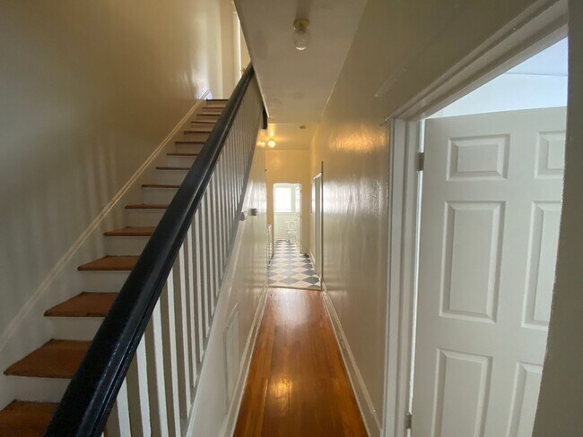 Building Photo - Spacious Duplex Unit Near Duke and Downtown / All Appliances and Fenced Backyard