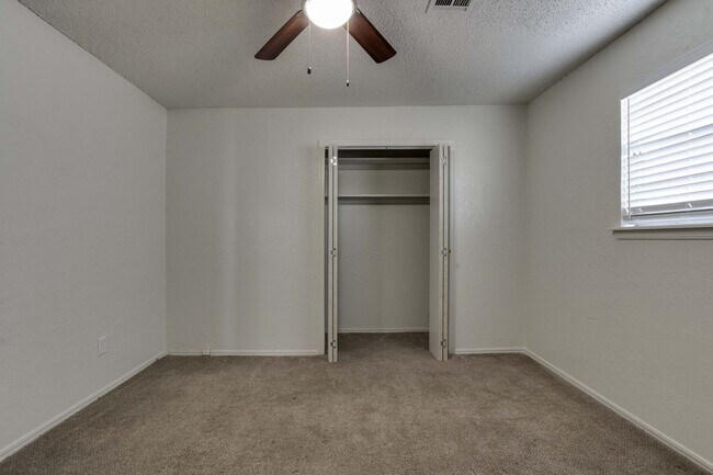 Building Photo - Three bed/2.5 bath in Harvest Hills