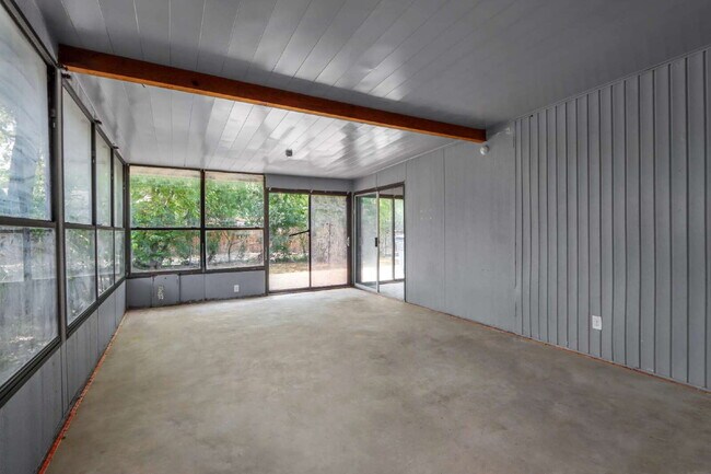 Building Photo - Charming and Spacious 4 Bedroom Home with ...
