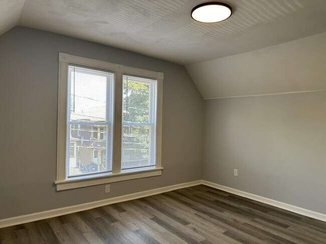 Building Photo - 309 Oak St