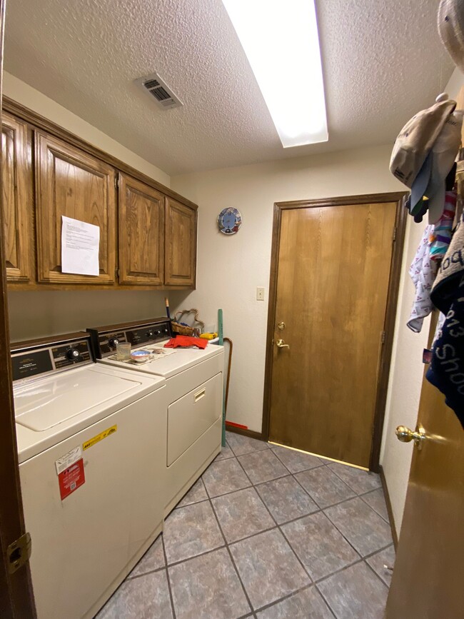 Building Photo - 5943 Cape Coral Dr