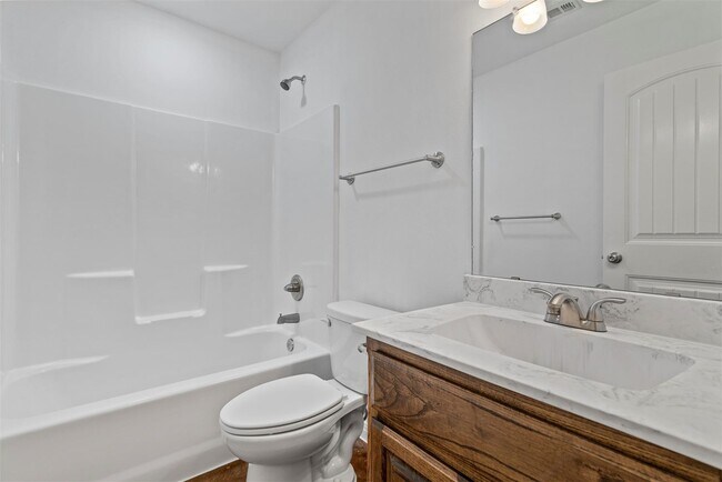 Building Photo - 804 E 5th St