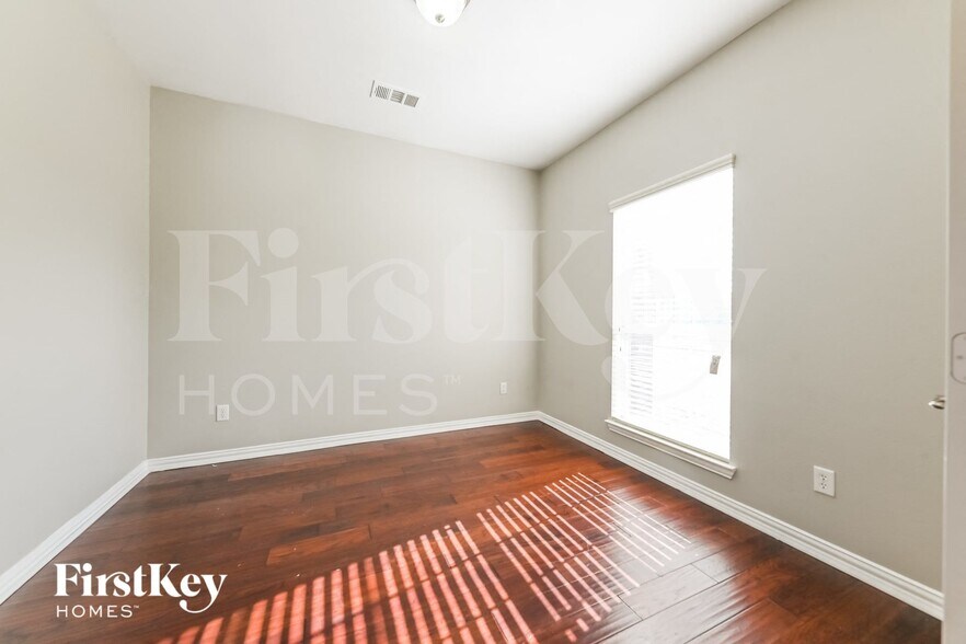 Building Photo - 3108 Silver Creek Dr
