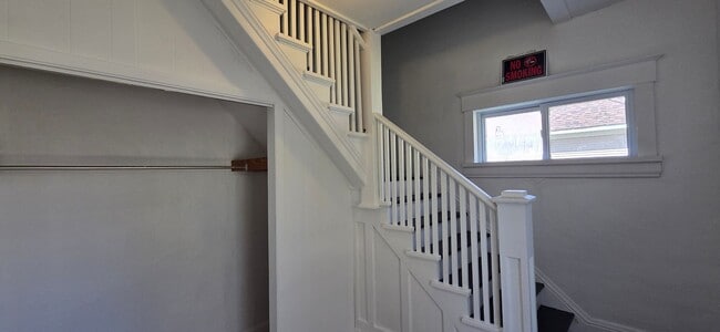Building Photo - Upper Level One Bedroom Condo in Cadillac