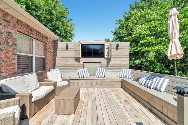 Building Photo - Fabulour Bridgeport S/D Home w/AMAZING out...