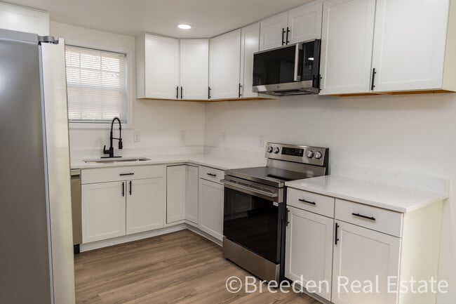 Building Photo - 303 Putnam St