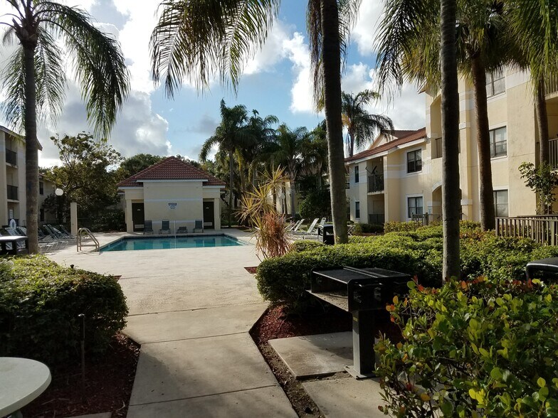 Yet another view of pool and BBQ area Just a short walk. - 550 S Park Rd