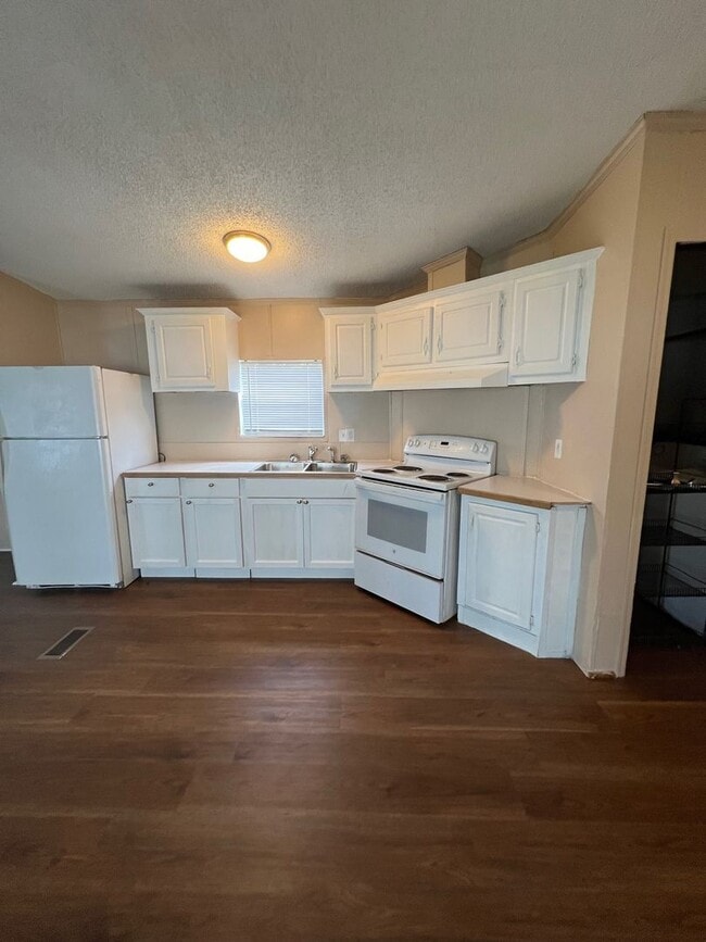 Building Photo - Mobile Home for lease in Sulphur