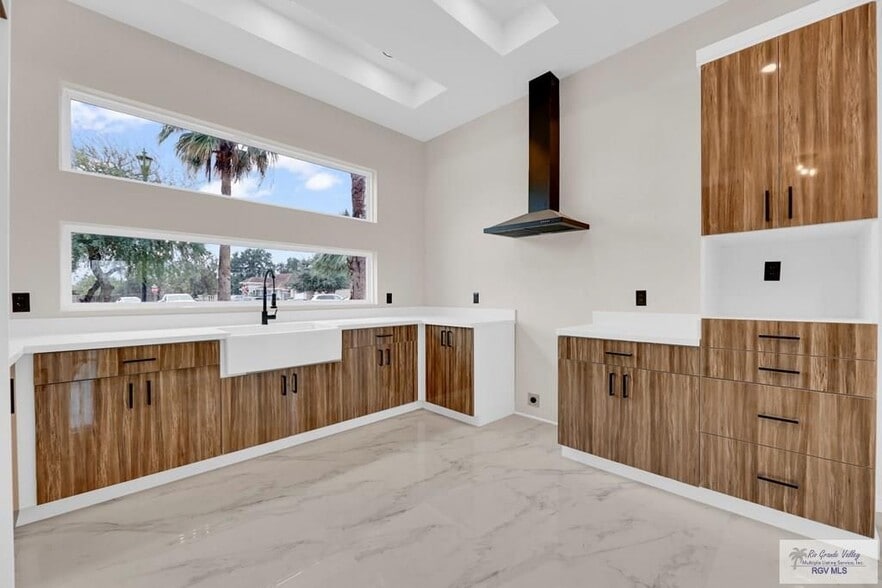 Building Photo - 3330 Calle Bolivia